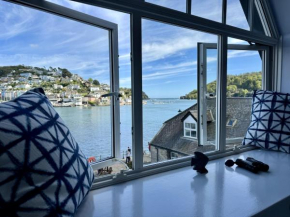 Seascape - Waterfront apartment, glorious views and parking